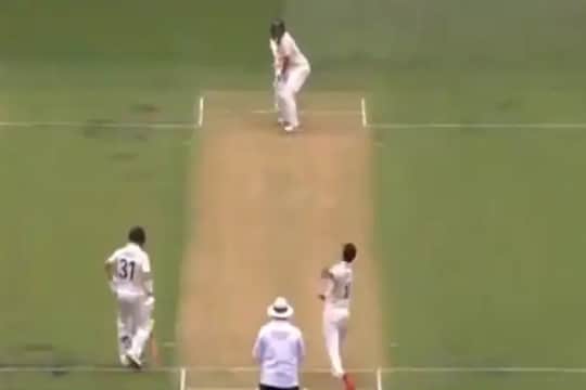130 किमी वेगानं आला चेंडू, फलंदाज जमिनीवर आणि स्टम्प हवेत! पाहा गोलंदाजीचा खतरनाक VIDEO