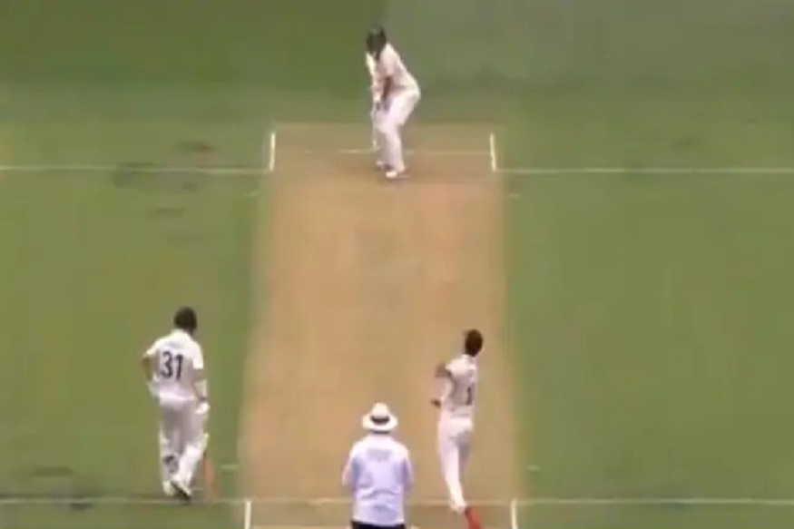 130 किमी वेगानं आला चेंडू, फलंदाज जमिनीवर आणि स्टम्प हवेत! पाहा गोलंदाजीचा खतरनाक VIDEO