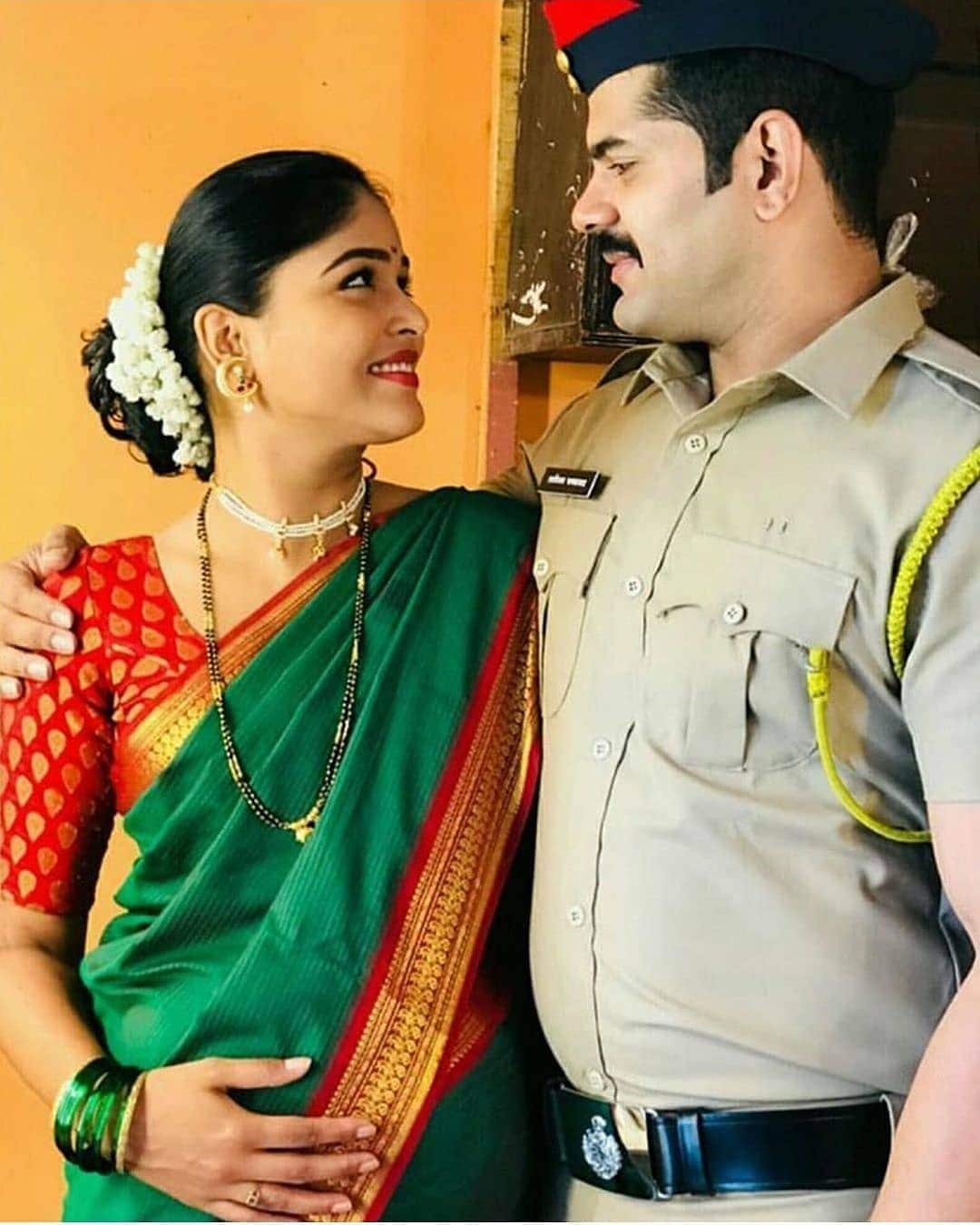 या आठवड्याच्या TRP लिस्टमध्ये पाचव्या स्थानावर झी मराठीची तुझ्यात जीव रंगला ही मालिका आहे. पोलिस झालेल्या राणादा समोर सध्या मुलांना किडनॅप करणाऱ्या टोळीचा माग काढताना दिसत आहे. या आठवड्याच्या TRP लिस्टमध्ये पाचव्या स्थानावर झी मराठीची तुझ्यात जीव रंगला ही मालिका आहे. पोलिस झालेल्या राणादा समोर सध्या मुलांना किडनॅप करणाऱ्या टोळीचा माग काढताना दिसत आहे.