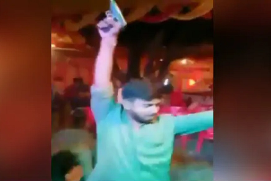 नियमांची ‘ऐशी तैशी'! भररस्त्यात बंदूक घेऊन तरुणांनी केला डिस्को, VIDEO VIRAL