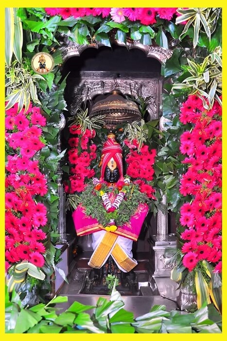 मंदिरात रंगबेरंगी जरबेरा फुलांची सजावट केली असल्याने मंगलमय वातावरण निर्माण झाले आहे. 