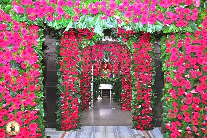 गीता जयंती आणि मोक्षदा एकादशी निमित्त विठ्ठल- रुक्मिणी मंदिरात जरबेरा फुलांची सजावट करण्यात आली आहे. ही सजावट पाहिल्यानंतर तुमचं मन प्रसन्न झाल्याशिवाय राहणार नाही.
