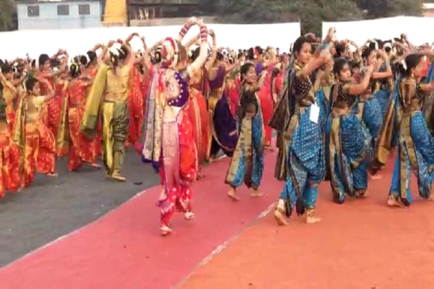 या लावणीच्या कार्यक्रमात तब्बल 5 हजार नृत्यांगणांनी सहभाग नोंदवत ढोलकीच्या तालावर आपली कला सादर केली. या लावणीच्या कार्यक्रमात तब्बल 5 हजार नृत्यांगणांनी सहभाग नोंदवत ढोलकीच्या तालावर आपली कला सादर केली.