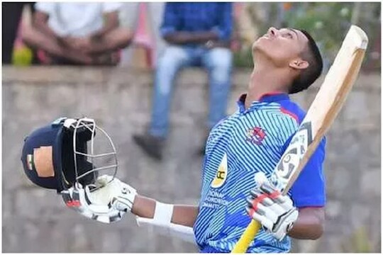 IPL Auction 2020 : एकेकाळी पाणीपुरी विकणाऱ्या 'या' मुंबईकर खेळाडूवर लागली 2.40 कोटींची बोली