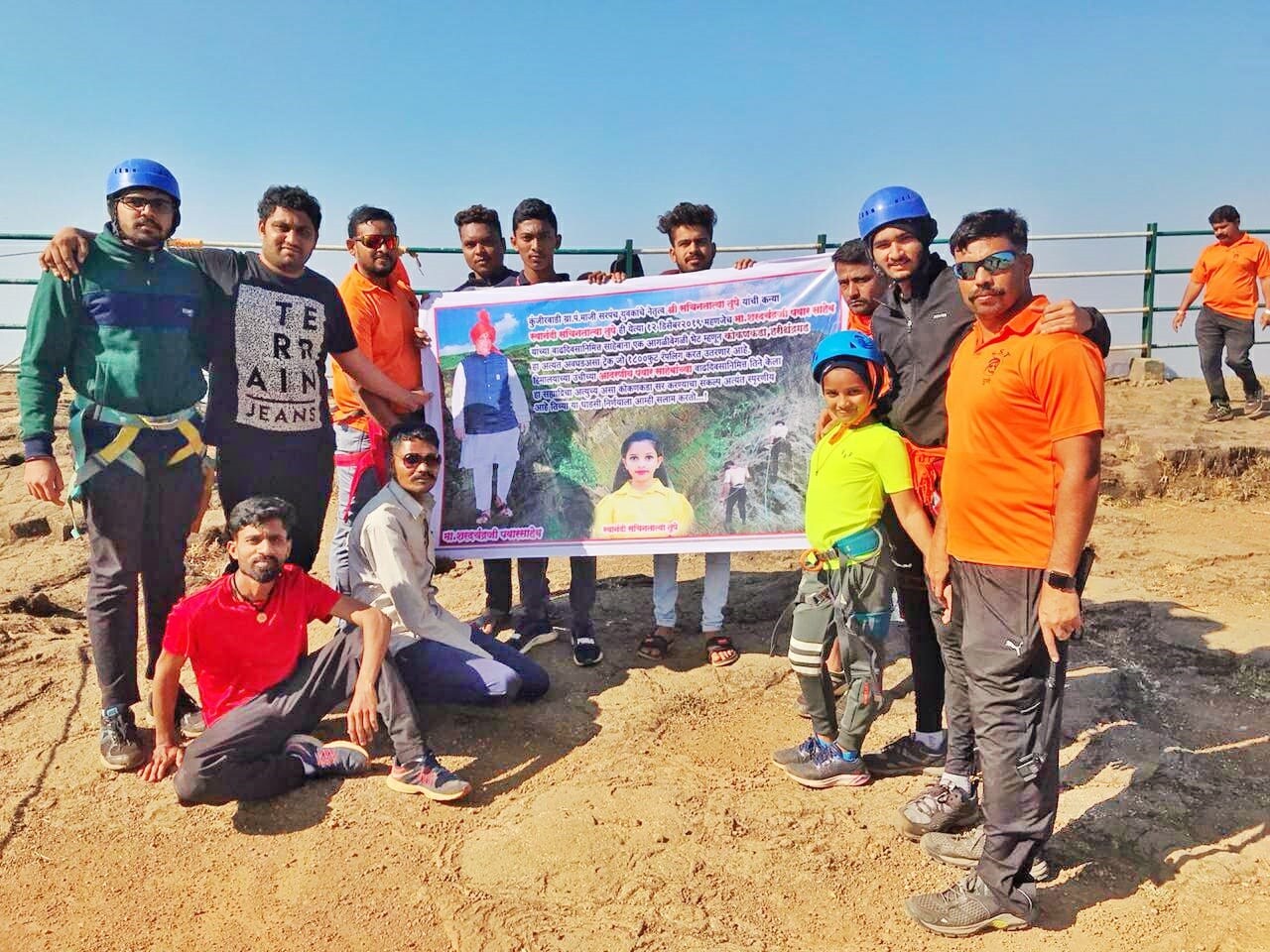 या मोहिमेचे आयोजन अनिल वाघ यांनी केले. त्याच्या बरोबर दीपक विशे, सिंघम आणि गणेश गायकवाड यांनी अनिल यांना साथ दिली. एकूण दहा सदस्यांनी कोकण कडा हा 1800फुटांचा टप्पा रॅपलिंग करीत पार केला. पंडित झेंडे हे सुध्दा या मोहिमेत सहभागी झाले होते. या मोहिमेचे आयोजन अनिल वाघ यांनी केले. त्याच्या बरोबर दीपक विशे, सिंघम आणि गणेश गायकवाड यांनी अनिल यांना साथ दिली. एकूण दहा सदस्यांनी कोकण कडा हा 1800फुटांचा टप्पा रॅपलिंग करीत पार केला. पंडित झेंडे हे सुध्दा या मोहिमेत सहभागी झाले होते.