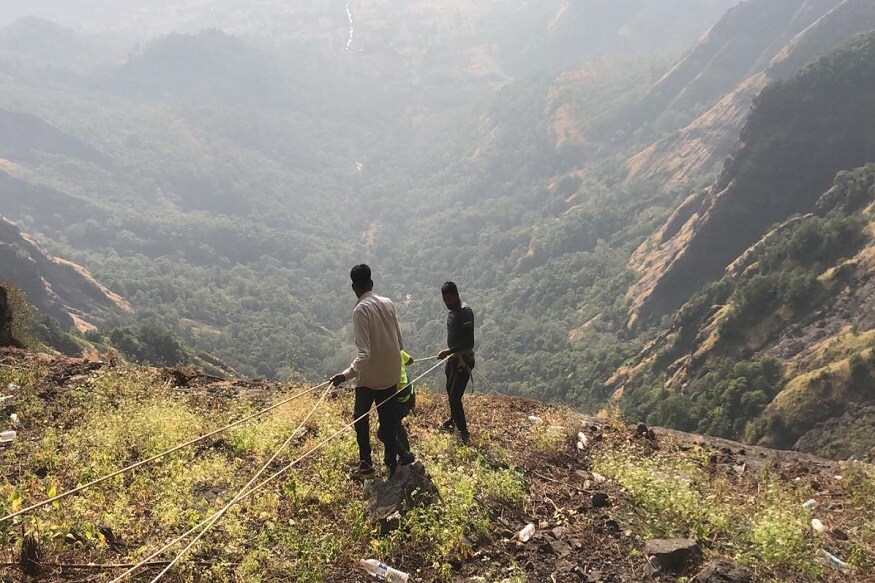 हिरकणीने आपल्या तान्ह्या बाळासाठी रायगडाचे सायंकाळी दरवाजा बंद झाल्यानंतर अत्यंत अवघड टप्पा उतरून, ज्या ठिकाणाहून फक्त पाण्याचा प्रवाहचं खाली जाऊ शकतो असा वाट उतरून तिच्या घरी पोहचली. आज रायगडच्या या वाटेला हिरकणी बुरुज म्हणून ओळखले जाते. हिरकणीने आपल्या तान्ह्या बाळासाठी रायगडाचे सायंकाळी दरवाजा बंद झाल्यानंतर अत्यंत अवघड टप्पा उतरून, ज्या ठिकाणाहून फक्त पाण्याचा प्रवाहचं खाली जाऊ शकतो असा वाट उतरून तिच्या घरी पोहचली. आज रायगडच्या या वाटेला हिरकणी बुरुज म्हणून ओळखले जाते.
