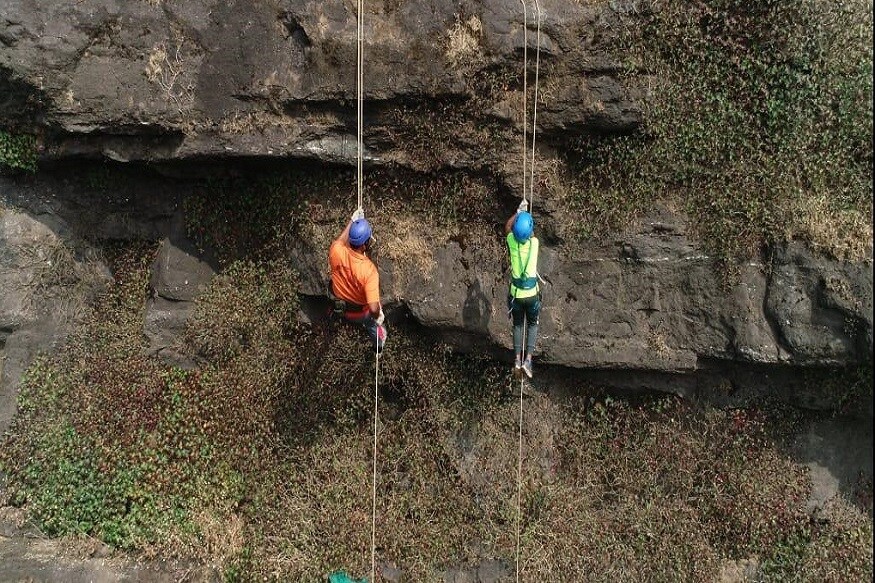 साडेतीनशे वर्षांपूर्वी अशा रणरागिणी आपल्या स्वराज्यात होत्या. त्यानंतर काळ बदलत गेला, मुलींना घराबाहेर पाठविले जात नसे. शालेय शिक्षण ही घेऊ दिले जात नसे. महात्मा ज्योतीबा फुले आणि सावित्रीबाई फुले यांनी प्रथम मुलींसाठी शाळा सुरू केली. त्यानंतर समाज हळूहळू बदलत जाऊ लागला. आज मुलांबरोबरच मुलींना ही समान वागणूक दिली जात आहे. साडेतीनशे वर्षांपूर्वी अशा रणरागिणी आपल्या स्वराज्यात होत्या. त्यानंतर काळ बदलत गेला, मुलींना घराबाहेर पाठविले जात नसे. शालेय शिक्षण ही घेऊ दिले जात नसे. महात्मा ज्योतीबा फुले आणि सावित्रीबाई फुले यांनी प्रथम मुलींसाठी शाळा सुरू केली. त्यानंतर समाज हळूहळू बदलत जाऊ लागला. आज मुलांबरोबरच मुलींना ही समान वागणूक दिली जात आहे.
