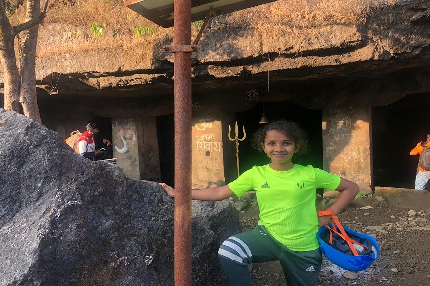सह्याद्रीच्या कडे-कपाऱ्यात आज रणरागिणी स्वच्छंद भटकंती करताना विविध गडांवर, मोहिमेवर सहभागी होतात. अशाच एका रणरागिणीने एक अदभूत आणि अविस्मरणीय अशी कामगिरी केली आहे. हिचे नाव आहे स्वानंदि सचिन तुपे (वय वर्ष 9). लोणी काळभोर कुंजीर वाडी येथे राहणारी, एम.आय.टि शाळेत चौथीमध्ये शिकत आहे. सह्याद्रीच्या कडे-कपाऱ्यात आज रणरागिणी स्वच्छंद भटकंती करताना विविध गडांवर, मोहिमेवर सहभागी होतात. अशाच एका रणरागिणीने एक अदभूत आणि अविस्मरणीय अशी कामगिरी केली आहे. हिचे नाव आहे स्वानंदि सचिन तुपे (वय वर्ष 9). लोणी काळभोर कुंजीर वाडी येथे राहणारी, एम.आय.टि शाळेत चौथीमध्ये शिकत आहे.