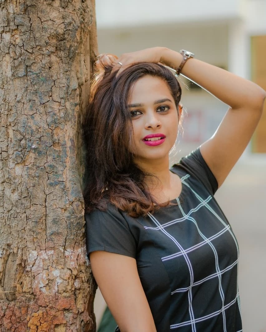 कॅज्युअल आऊटफिट, शूज आणि कमीत कमी मेकअपमध्येसुद्धा अमृताचं सौंदर्य तितकंच खुलून येतं. (फोटो- अमृता धोंगडे इन्स्टाग्राम) कॅज्युअल आऊटफिट, शूज आणि कमीत कमी मेकअपमध्येसुद्धा अमृताचं सौंदर्य तितकंच खुलून येतं. (फोटो- अमृता धोंगडे इन्स्टाग्राम)