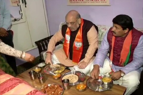 केंद्रीय गृहमंत्री अमित शहा आणि मनोज तिवारींचा जेवण करतानाचा फोटो सोशल मीडियावर चांगलाच व्हायरल झाला आहे.