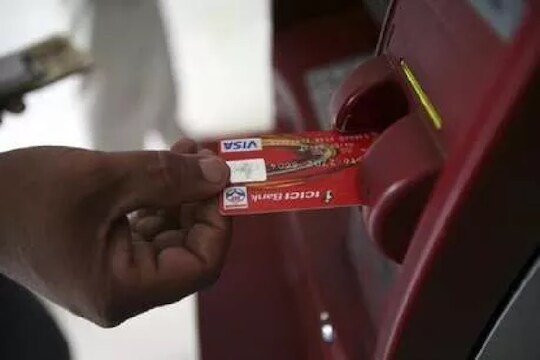 ATM मधून पैसे काढताना या लाइटवर ठेवा लक्ष, नाहीतर रिकामं होईल तुमचं बँक खातं