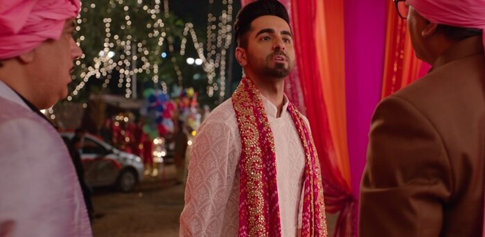 आयुष्मान खुराना त्याच्या प्रत्येक चित्रपटातून काहीतरी वेगळं करायचा प्रयत्न करतो. नोजपिन घातलेली असली, तरी कुठलेही साचेबद्ध हावभाव यात त्याने केलेले दिसत नाहीत. म्हणूनच त्याच्या या नोजपिन लुकवर चाहते फिदा आहेत.