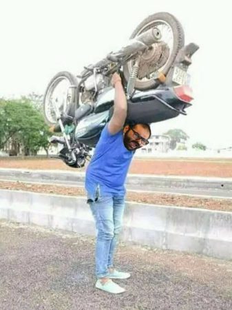 पहिला मीम तर खुद्द कुणाल कामरा यांनी ट्विट केला आहे. यामध्ये रस्त्यावरून ते बाईक डोक्यावरून घेऊन जात आहेत. मी असं ऐकलं आहे की ट्रान्सपोर्टेशनवरही बंदी घातल्याचं मी ऐकलं आहे असं हा फोटो ट्विट करताना कुणाल म्हणाले. पहिला मीम तर खुद्द कुणाल कामरा यांनी ट्विट केला आहे. यामध्ये रस्त्यावरून ते बाईक डोक्यावरून घेऊन जात आहेत. मी असं ऐकलं आहे की ट्रान्सपोर्टेशनवरही बंदी घातल्याचं मी ऐकलं आहे असं हा फोटो ट्विट करताना कुणाल म्हणाले.
