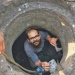 विमान, रेल्वे आणि त्यानंतर रस्त्यावरून फिरणाऱ्या वाहनांमध्येही प्रवास करण्यावर निर्बंध लावल्यानं आता कुणाल कामरा थेट गटारातून एका ठिकाणाहून दुसऱ्या ठिकाणी जाणार आहे. विमान, रेल्वे आणि त्यानंतर रस्त्यावरून फिरणाऱ्या वाहनांमध्येही प्रवास करण्यावर निर्बंध लावल्यानं आता कुणाल कामरा थेट गटारातून एका ठिकाणाहून दुसऱ्या ठिकाणी जाणार आहे.