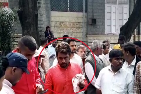शाहिद शेख असे चोप दिलेल्या व्यक्तीचे नाव असून तो एमआयएमचे पश्चिम महाराष्ट्र प्रवक्ता असल्याचे समजते.