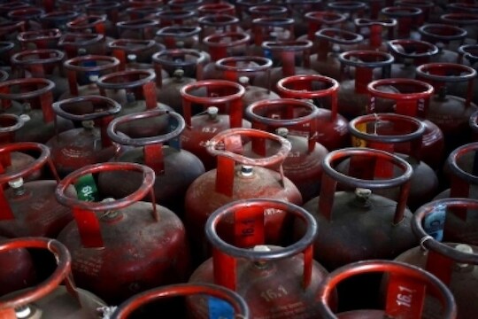लॉकडाऊनमुळे LPGचं 'पॅनिक बुकिंग' नको, देशात पुरेसा साठा असल्याची IOCची माहिती
