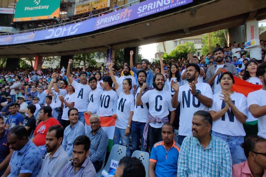 क्रिकेटच्या सामन्यावेळी नाराजीचा सूर पाहायला मिळत आहे. सामना पाहण्यासाठी आलेल्या क्रिकेट प्रेमींनी 'नो सीएए' आणि 'नो एनआरसी' असे टी-शर्ट घालून विधेयकाचा निषेध केला आहे. क्रिकेटच्या सामन्यावेळी नाराजीचा सूर पाहायला मिळत आहे. सामना पाहण्यासाठी आलेल्या क्रिकेट प्रेमींनी 'नो सीएए' आणि 'नो एनआरसी' असे टी-शर्ट घालून विधेयकाचा निषेध केला आहे.