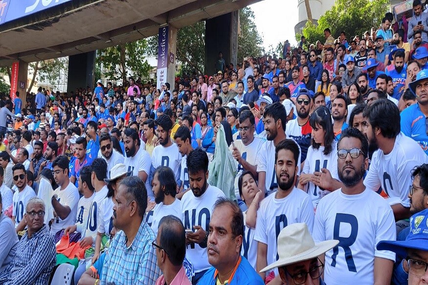 मुंबईच्या वानखेडे स्टेडियममध्ये टीम इंडिया आज ऑस्ट्रेलियाविरुद्ध मैदानात उतरली आहे. ऑस्ट्रेलियाने त्यांचा मजबूत असा संघ भारताविरुद्ध सज्ज केला आहे. मुंबईच्या वानखेडे स्टेडियममध्ये टीम इंडिया आज ऑस्ट्रेलियाविरुद्ध मैदानात उतरली आहे. ऑस्ट्रेलियाने त्यांचा मजबूत असा संघ भारताविरुद्ध सज्ज केला आहे.