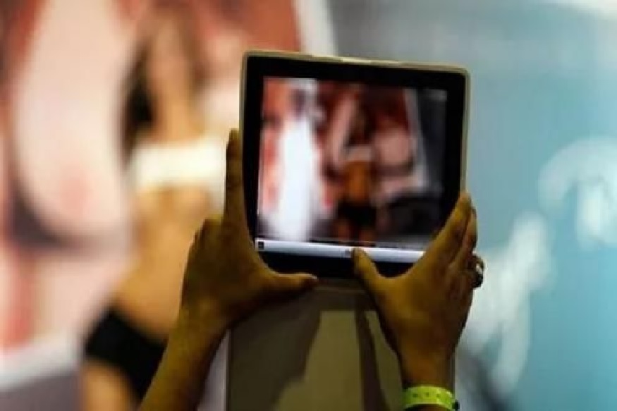 पॉर्न पाहाताना तुमचा VIDEO होऊ शकतो रेकॉर्ड?