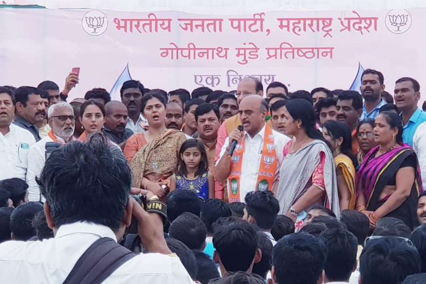 तहानलेल्यांला पाणी न पाजणारा पुढच्या जन्मी होणार बेडूक, प्रितम मुंडेंची चंद्रकांत खैरेंवर टीका