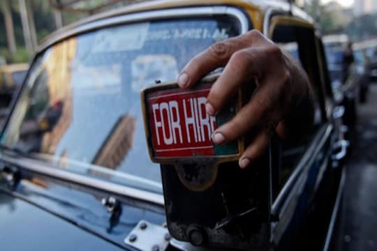 रुग्णवाहिकेने मागितले अवाच्या सव्वा पैसे, शेवटी आईचा मृतदेह नेण्यासाठी आली ही वेळ