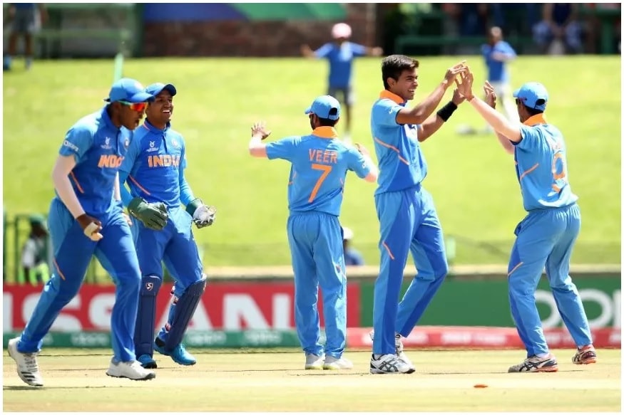 ऑस्ट्रेलियाला नमवत भारताच्या अंडर19 टीमनं सलग दहावा विजय साजरा केला आहे. सलग 10 विजय मिळवणारी भारताची अंडर19 टीम ही विश्वातील पहिली टीम आहे. याचवेळी भारतानं ऑस्ट्रेलियाचा विश्वविक्रमही मोडीत काढला आहे. ऑस्ट्रेलियानं 2002 ते 2004 या कालावधीत 9 सामने जिंकले होते. भारतानं सलग 10 सामने जिंकत आता हा विक्रम आपल्या नावे केला आहे. ऑस्ट्रेलियाला नमवत भारताच्या अंडर19 टीमनं सलग दहावा विजय साजरा केला आहे. सलग 10 विजय मिळवणारी भारताची अंडर19 टीम ही विश्वातील पहिली टीम आहे. याचवेळी भारतानं ऑस्ट्रेलियाचा विश्वविक्रमही मोडीत काढला आहे. ऑस्ट्रेलियानं 2002 ते 2004 या कालावधीत 9 सामने जिंकले होते. भारतानं सलग 10 सामने जिंकत आता हा विक्रम आपल्या नावे केला आहे.
