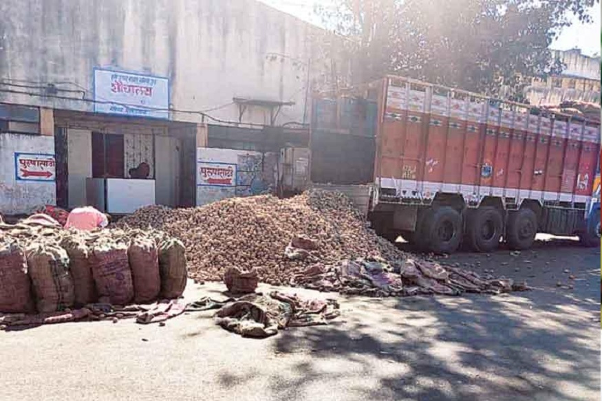 पुणेकरांनो बटाटे खाताय? मार्केटयार्डात शौचालयासमोर बटाट्यांची प्रतवारी