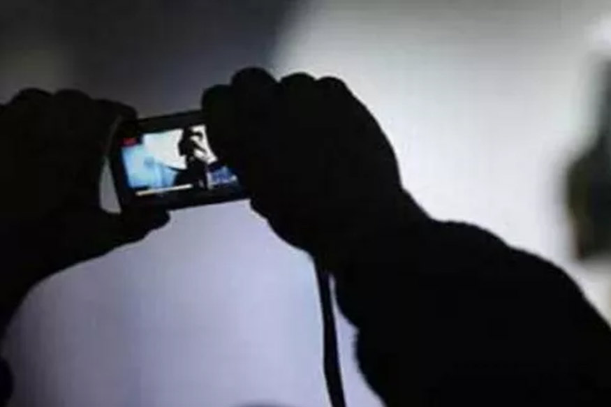 महिलांचा कपडे बदलतानाचा VIDEO व्हायरल, पेट्रोल पंपावरच्या ड्रेसिंग रूममधला प्रकार