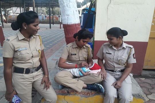 आईने दोन महिन्याच्या तान्हुलीला रस्त्यावर टाकलं, मात्र वर्दीतल्या मातेनं ह्रदयाशी कवटाळलं