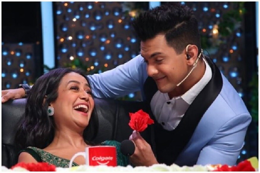 नेहा इतक्या रोमॅन्टिक अंदाजात असताना आदित्य तरी मागे का राहील? आदित्यनंही नेहाला अत्यंत रोमॅन्टिक अंदाजात लाल गुलाब देवून प्रपोज केलं. आदित्यच्या या कृतीनं नेहाला गगन ठेंगणं झालं होतं. तिचा आनंद गगनात मावत नव्हता. नेहा इतक्या रोमॅन्टिक अंदाजात असताना आदित्य तरी मागे का राहील? आदित्यनंही नेहाला अत्यंत रोमॅन्टिक अंदाजात लाल गुलाब देवून प्रपोज केलं. आदित्यच्या या कृतीनं नेहाला गगन ठेंगणं झालं होतं. तिचा आनंद गगनात मावत नव्हता.