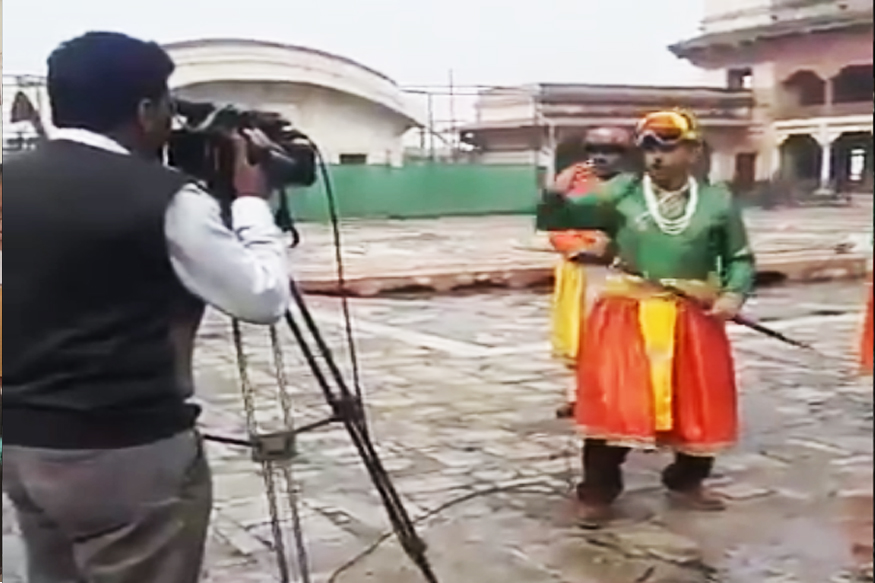 VIDEO: गाढवाची स्वारी करणारा पाकिस्तानी अँकर आता झाला राजा, तलवार दाखवून केलं रिपोर्टिंग