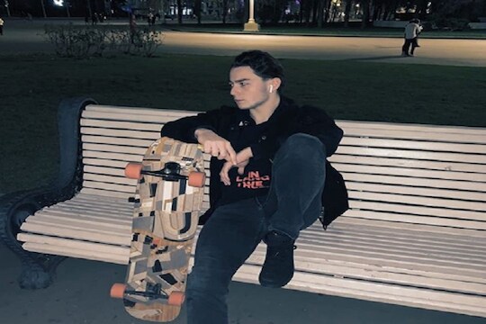 काय म्हणावं याला! वडिलांकडे 98 कोटींची संपत्ती अन् मुलगा राहतोय भाड्याच्या घरात