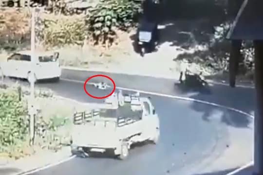 भरधाव वेगाने जाणाऱ्या गाडीतून पडला चिमुकला, काळजाचा ठोका चुकवणारा VIDEO