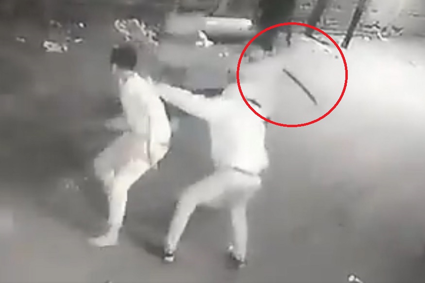 गँगवॉर भडकलं, सूर्या मराठी गँगच्या माणसाची तलवारीने हत्या CCTVमध्ये कैद