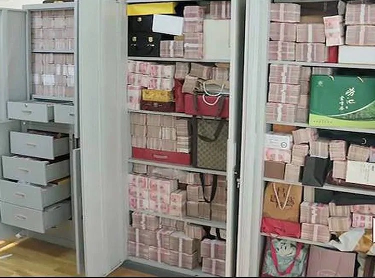 बॅंक अधिकाऱ्यांनेच केली तिजोरी रिकामी, घरच्या कपाटात लपवले 205 कोटी