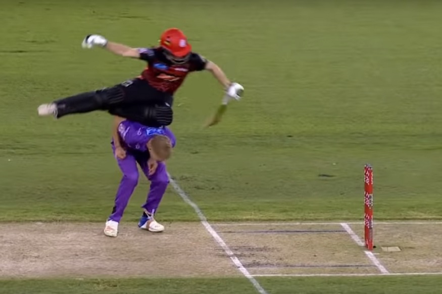 VIDEO : गोलंदाजाच्या डोक्यावरून उडी मारणं पडलं महागात, मैदानावरून पोहोचला थेट हॉस्पिटलमध्ये