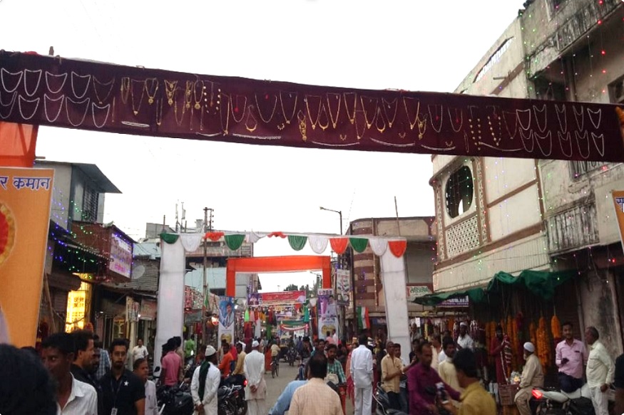 परळीकरांचा नाद खुळा! बाळासाहेबांनंतर थेट धनंजय मुंडेंसाठी उभारली सोन्याची कमान