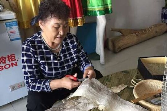ऐकावं ते नवलच! चक्क माशांच्या कातडीपासून इथे तयार होतात कपडे