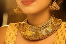 सोन्याचे भाव घटले, रुपया मजबूत होताच चांदीच्या झळाळीला ग्रहण