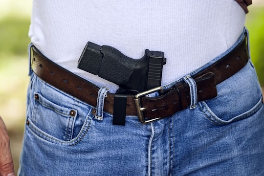 बस लुटण्यासाठी चढला आणि बंदुक पॅन्टमध्येच अडकली, सुटली ना गोळी!