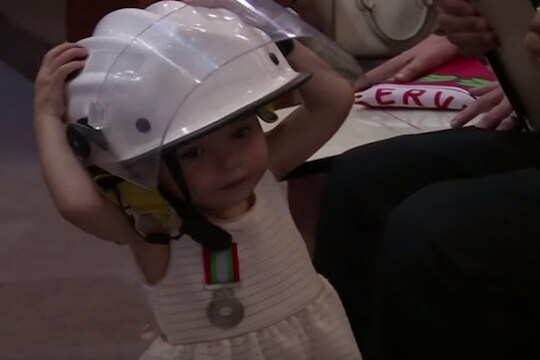 वडिलांचं हेल्मेट घालून चिमुकली पोहोचली अंत्ययात्रेत, VIDEO पाहून डोळ्यात येतील अश्रू