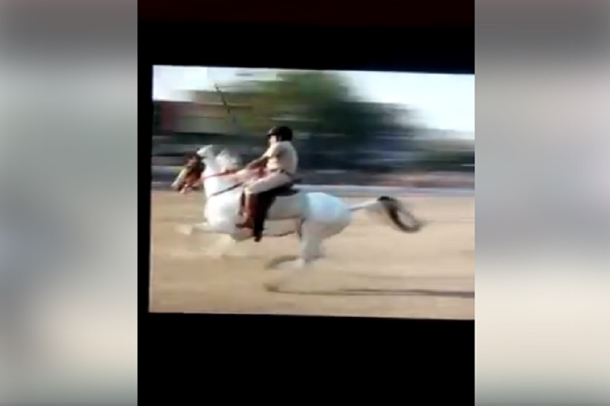 VIDEO VIRAL हॉर्स शो दरम्यान पोलिसाचा घोडा उधळला; बॅरिकेड तोडून थेट घुसला प्रेक्षकांत