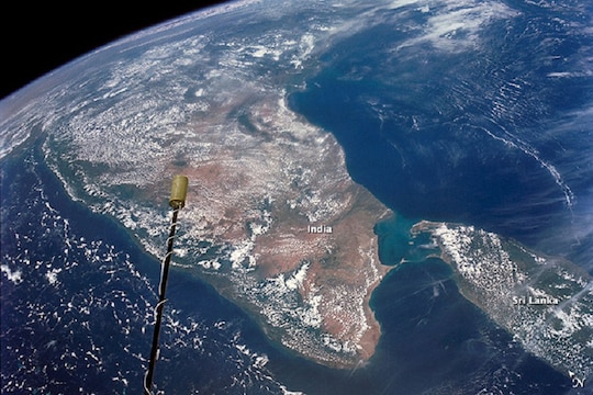 फोटो खरा आहे बरं का! पाहा रात्रीच्या अंधारात कसा दिसतो भारत