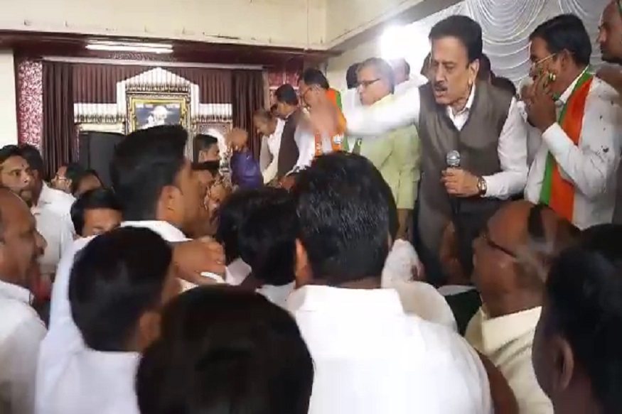 VIDEO: दानवे-महाजनांसमोर भाजप कार्यकर्त्यांचा मोठा राडा, शाई फेकत केली घोषणाबाजी