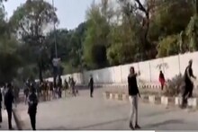 VIDEO : दिल्लीत CAA विरोधात जामियाच्या निदर्शनांदरम्यान तरुणाने काढलं पिस्तुल