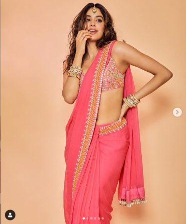 बॉलिवूड अभिनेत्री जान्हवी कपूर सोशल मीडियावर सतत active असते. आपल्या फॅन्ससाठी वेगवेगळे फोटो अपलोड करत असते. नुकताच जान्हवी कपूरनं पीच आणि लाल रंगाच्या साडीत photo shoot केलं आहे. तिच्या अदा आणि सौंदर्यानं सोशल मीडियावर चाहते घायाळ झाले आहेत. बॉलिवूड अभिनेत्री जान्हवी कपूर सोशल मीडियावर सतत active असते. आपल्या फॅन्ससाठी वेगवेगळे फोटो अपलोड करत असते. नुकताच जान्हवी कपूरनं पीच आणि लाल रंगाच्या साडीत photo shoot केलं आहे. तिच्या अदा आणि सौंदर्यानं सोशल मीडियावर चाहते घायाळ झाले आहेत.