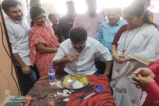 जितेंद्र आव्हाडांचा फोटो शेअर करून मनसेची ठाकरे सरकारवर गंभीर टीका