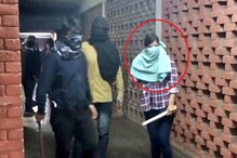 JNU : कोण आहे ती हातात रॉड घेतलेली मुलगी? सोशल मीडियावर शोध सुरु JNU : कोण आहे ती हातात रॉड घेतलेली मुलगी? सोशल मीडियावर शोध सुरु