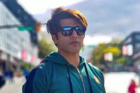 टीव्ही अभिनेता करणवीर बोहरा याला मुंबई ते नेपाळ प्रवासा दरम्यान अचानक दिल्ली एअरपोर्टवर रोखण्यात आलं.