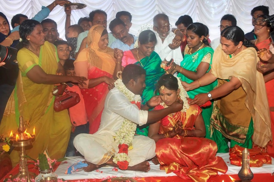 एका लग्नाची गोष्ट! फोटोमागची कहाणी वाचून तुम्हालाही भारतीय असल्याचा वाटेल अभिमान